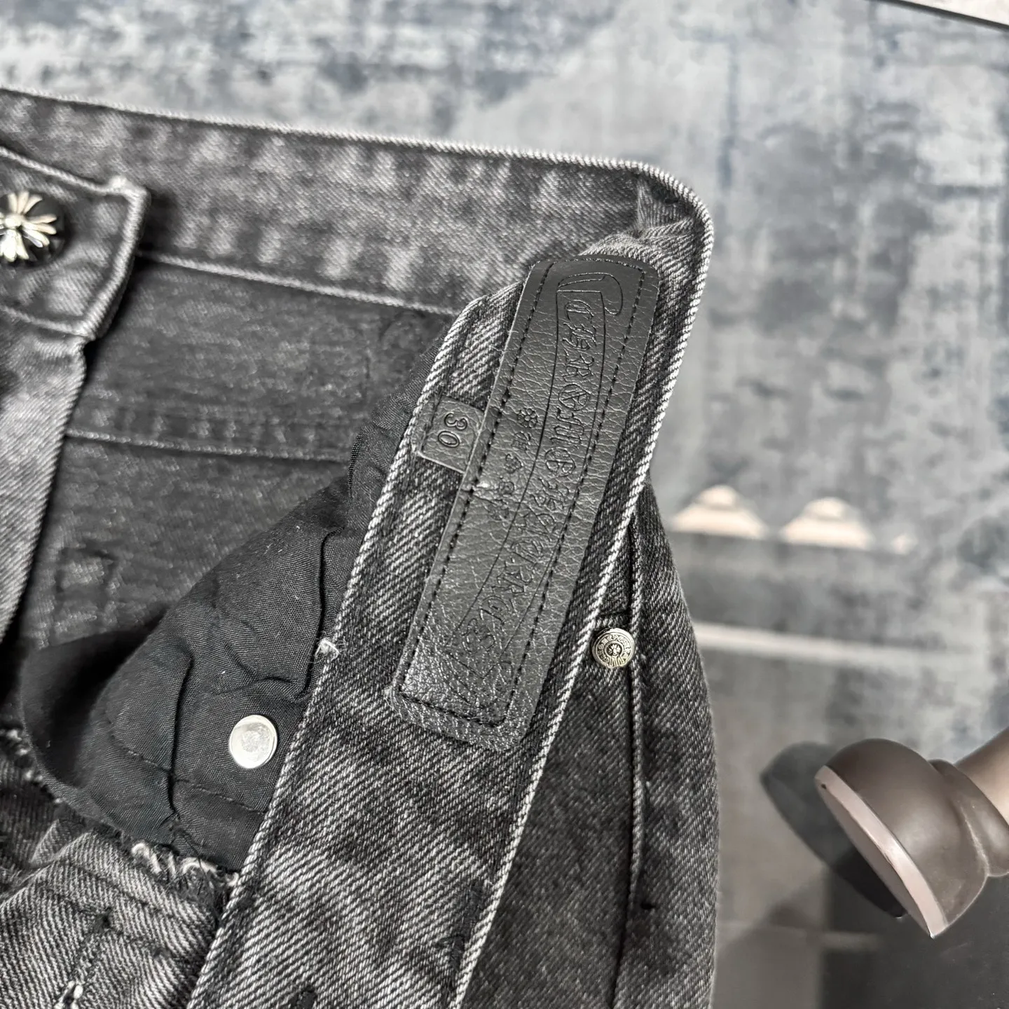 P300 CH Chromehearts black cross-stitched leather black and gray heavy-duty cow king jeans, cabinet price 74W level, patchwork cross pattern embellishment, washed jeans! ! An absolutely high-end luxury product, a 1.9W-level god-level single product, a super popular product, made by top heavy industry, a magic weapon that cannot be missed! [About Zangyin] This is an extremely luxurious fashion brand that can also be called the aristocracy of the high street. It has always been an exclusive brand for some hipsters or rich second generations. Compared with ordinary high streets, it is more luxurious and noble. Compared with luxury brands, it is more fashionable and individual. It has always been a brand that I have a special liking for. [Top heavy industry fashion design] Consistently high-street luxury style. Speaking of this style, the Zangyin family and GU family are definitely the leading representative brands. Especially the Zangyin family has really achieved a state-of-the-art effect in creating high-street style. The unique washed material is used to create this style. The color system is already quite eye-catching. After it is decorated with patchwork cross flowers, it cleverly highlights the charm of the brand. Secondly, this style uses classic The high-waist cutting design highlights the long legs and fashionable temperament of the upper body. The brand is highly recognizable and the slim fit configuration is more suitable for daily wear. It is a product that interprets personality, fashion, and specifications at a glance. This single product is enough to make any fan excited. It can be a white T-shirt for a youthful college style, or a tight suspender for a royal style. It has strong matching ability and can be easily controlled by men.  [Materials and craftsmanship] Needless to say, this point goes without saying. As an excellent craftsman brand, Zangyin’s requirements for details and craftsmanship are really perfect. The washed color of this model has gone through so many processes, not to mention the embellishment of denim appliques. It is also purely hand-made and sewn. Just like what they believe in, only hand-made things have soul and have the meaning of wear. A top-notch heavy-duty fashionable denim item, I look forward to your perfect interpretation! !  Color: black gray Size: 28-36
